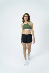 Short deportivo negro con estampado difuminado, cintura elástica con cordón ajustable y logo de la marca en blanco.