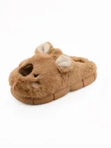 Pantuflas de peluche color tostado con diseño de cara de koala, orejas sobresalientes y suela de goma.