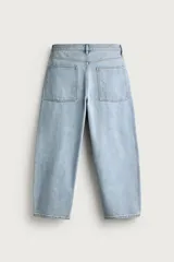 Jeans tapered wide fit de hombre, confeccionados en denim de algodón con efecto lavado en tono azul oscuro. Presentan diseño de cinco bolsillos, tiro medio, corte relajado y cierre frontal con cremallera y botón.