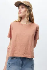 Remera de algodón de manga corta con cuello redondo, diseño básico y corte clásico.