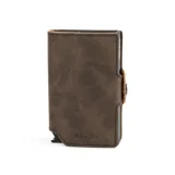 Billetera de cuero marrón con capacidad para varias tarjetas y compartimento para billetes. Cuenta con un mecanismo de expulsión de tarjetas y protección RFID.