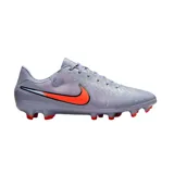 Championes de fútbol Nike Tiempo Legend 10 Academy, color lila/gris claro con logo Nike Swoosh en naranja vibrante y detalles en rojo en los tapones.