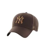 Gorra de béisbol color beige con logo de los New York Yankees bordado en verde en el frente y logo de la marca 47 bordado en el lateral.