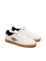 Championes Umbro modelo Track, color negro, con suela de goma color caramelo. Presenta el logo Umbro en el lateral en color blanco.