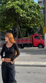 Top de manga larga en tejido acanalado color marrón, con escote redondo y logo bordado a tono en el centro del pecho.