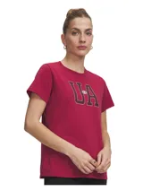 Remera Under Armour de manga corta y cuello redondo, color fucsia, con gran logotipo estampado en el pecho con diseño universitario y el emblema de la marca en el centro.