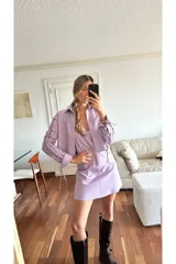 Minivestido lila con cuello halter y espalda descubierta.