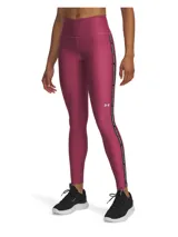 Calza deportiva de tiro alto en color fucsia, confeccionada en tejido HeatGear elástico y de secado rápido. Presenta una banda lateral negra con el logo de la marca repetido y el logo de Under Armour en la pierna izquierda.