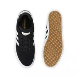 Championes de skate adidas modelo Busenitz Vulc II, color negro con las icónicas tres tiras laterales en blanco. Presentan una construcción de gamuza resistente, suela vulcanizada para mayor agarre y detalle de la marca en dorado.