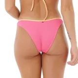 Bottom de bikini color rosa con textura y ribete amarillo.
