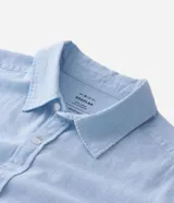 Camisa comfort de manga larga y cuello inglés, confeccionada en mezcla de lino y algodón. Presenta un diseño básico sin estampa con cierre frontal de botones.