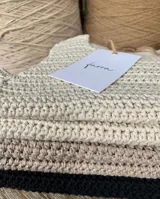 Musculosa tejida a crochet en hilo de algodón, con breteles anchos y escote cuadrado.