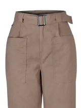 Pantalón RKF modelo Flip de pierna recta y tiro alto, color marrón, con prácticos bolsillos frontales estilo cargo y cinturón incorporado con hebilla metálica.