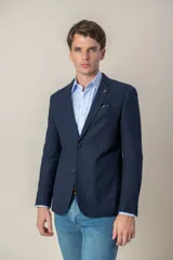 Saco sport azul marino de jersey, corte slim fit, con solapa de muesca, cierre de dos botones, bolsillo de parche en el pecho y bolsillos de parche en la cadera.