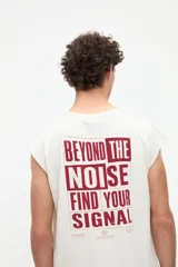 Musculosa gris oscuro con efecto lavado, corte relaxed y estampa en la espalda con la frase "Beyond the noise find your signal" en tono bordó.