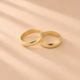 Par de alianzas bombé en oro 18k, con acabado liso y brillo pulido.