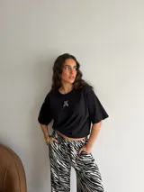 Pantalón ancho de tiro alto con estampado animal print tipo cebra en blanco y negro, confeccionado en viscosa.
