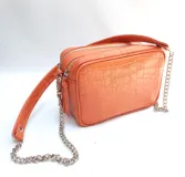 Bandolera color naranja con textura símil piel de cocodrilo, doble compartimento con cierre superior, correa de mano y correa larga desmontable de cadena metálica.