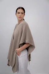 Ruana color visón hecha de 100% baby alpaca, suave y ligera.