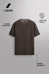 Camiseta de running Zara Athleticz confeccionada en tejido técnico semitransparente, ligero y elástico. Presenta cuello redondo, manga corta y bajo con aberturas laterales con acabados termofijados.