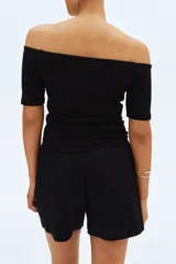 Short de maternidad color negro confeccionado en mezcla de lino y viscosa, de corte holgado con cintura ancha elástica diseñada para cubrir la barriga.
