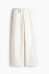 Jean de corte wide leg en denim de algodón rígido, con diseño de cinco bolsillos, cintura clásica con cierre de botones y piernas amplias.
