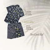Conjunto compuesto por una camisa de manga corta con estampado de palmeras y un short con paneles laterales estampados a juego. La camisa cuenta con cierre frontal de botones y el short posee cintura elástica con cordón ajustable.