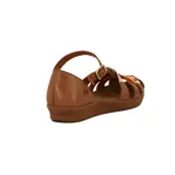 Sandalia de cuero con talón cerrado y pulsera ajustable con hebilla metálica. La capellada presenta un diseño de tiras entrelazadas en tonos tierra, incluyendo marrón, naranja y beige, sobre una base de goma marrón.