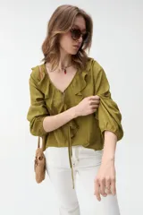 Blusa verde militar de manga larga con volados en el escote en V y lazos para atar al frente.