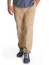 Pantalón chino Caterpillar de corte tapered straight, color beige, con tiro medio, bragueta con cremallera y botón, bolsillos laterales y bolsillos traseros con solapa y botón.