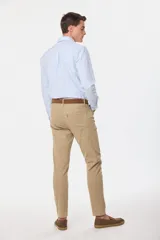 Pantalón de gabardina azul marino, corte recto, con cinco bolsillos y cierre frontal con botón y cremallera.