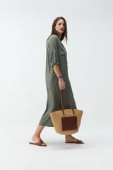 Vestido largo color bordó, tipo camisero, con cuello mao, escote en V y cierre frontal con botones. Mangas largas con vuelta y diseño holgado.