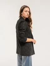 Blazer negro con bordado floral, de corte recto y largo a la cadera.