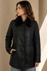 Campera de cuero babylamb color celeste, de corte recto y largo medio, con cuello de piel sintética y cierre frontal con botones.