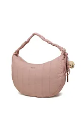 Bandolera Trendy tipo hobo color rosado, con diseño acolchado de líneas verticales, asa fruncida y un llavero de osito de peluche colgante.
