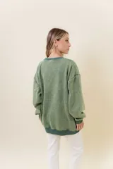 Sweater de tejido suave con lavado efecto vintage, color rosa fucsia, de calce oversize y cuello redondo.