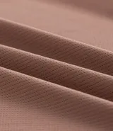 Remera deportiva de corte regular, confeccionada en tejido con tecnología Dry que facilita la evaporación del sudor. Presenta cuello redondo, mangas cortas y una estampa lettering texturizada en el pecho.