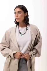 Collar corto de diseño artesanal compuesto por una variedad de cuentas de piedras naturales, cristales checos y acrílicos en tonos multicolor, incluyendo rojo, azul, turquesa y gris. Presenta un dije central en forma de gota color turquesa y cierre con cadena de acero quirúrgico ajustable.