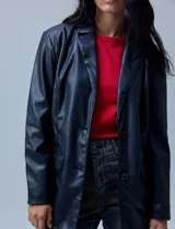 Blazer negro de eco cuero marca Baccini, con cuello con solapa, abertura central con botones y bolsillos delanteros.