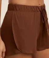 Short corto blanco de crepé con cintura elástica, cordón ajustable con punteras doradas y ruedo redondeado, diseñado como salida de playa por Bossa Nossa.