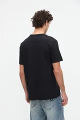 Remera negra de algodón pesado con calce relaxed, cuello redondo y manga corta. Cuenta con un diseño gráfico central que combina fotografía de un cactus en tonos grises con la leyenda "Wilder Days" en granate.