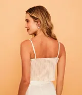 Musculosa cropped de algodón a rayas verticales color crema y dorado, con tirantes finos ajustables y escote corazón con nudo.