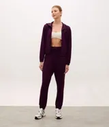 Campera deportiva de corte regular confeccionada en modal, con cierre frontal por cremallera, capucha con cordón ajustable, mangas largas con puños elásticos y bolsillos laterales.