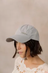 Gorra estilo baseball de algodón con efecto lavado en tono tostado y detalle de logo Peach metálico en el frente. Cuenta con visera curva y diseño regulable.