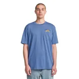 Remera azul de manga corta y corte clásico, con cuello redondo y un bolsillo en el pecho que incluye un pequeño estampado alusivo a Volcom Stone.