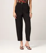 Pantalón femenino color verde oliva, confeccionado en crepé con modelo zanahoria, cintura alta y elástico para mayor comodidad. Posee cierre delantero con botón y bolsillos traseros.