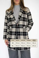 Chaqueta larga de corte recto con estampado de cuadros en tonos marrones y beige. Presenta cuello con solapas, cierre frontal con un botón y bolsillos laterales funcionales. Incluye forro interior.