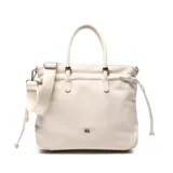Cartera grande tipo shopper color beige, de diseño estructurado en símil cuero con detalles fruncidos en la parte superior y cordones laterales. Cuenta con doble asa de mano, correa ajustable y removible para el hombro, y aplique metálico con el logo de la marca en el frente.