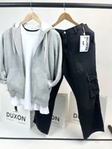 Campera gris con cierre, capucha y bolsillos frontales.