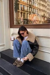Mocasín de cuero con estampado animal print de leopardo, diseño de horma cuadrada, detalle de flecos y lazo decorativo en el empeine, con taco bajo.